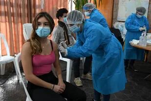 Una mujer es vacunada con la dosis de Pfizer en Paso de Carrasco, Canelones