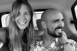 Completamente enamorado, Abel Pintos compartió unas fotos a los besos con su esposa