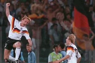 Luego del penal sancionado por Edgardo Codesal, Andreas Brehme convierte y festeja con una voltereta. Lo acompaña Jürgen Klinsmann