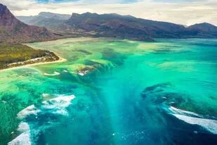 En uno de los lugares más idílicos del planeta existe un fenómeno natural que impresiona a los cientos de turistas que vistan la isla de Mauricio cada año: una cascada submarina