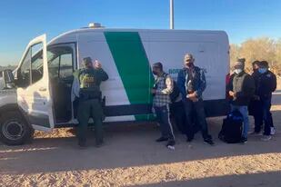 ARCHIVO - Un agente de la Patrulla Fronteriza llena unos documentos de migrantes que se entregaron a las autoridades en Yuma, Arizona, el 5 de febrero de 2022. (AP Foto/Elliot Spagat, Archivo)