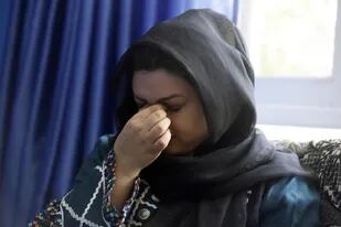 Zarmina Kakar, una activista por los derechos de las mujeres, llora durante una entrevista en Kabul, Afganistán