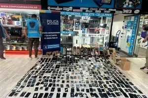 Secuestran más de mil celulares en siete locales de telefonía del centro porteño