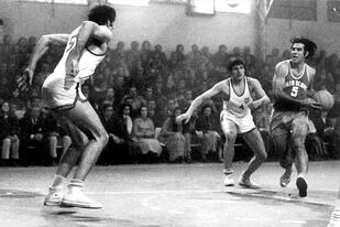 Polo De Lizaso encara contra el gigante Vinko Jelovac (2,06m); la destreza de los bahienses sorprendió a Yugoslavia, el campeón mundial, aquel glorioso 3 de julio de 1971
