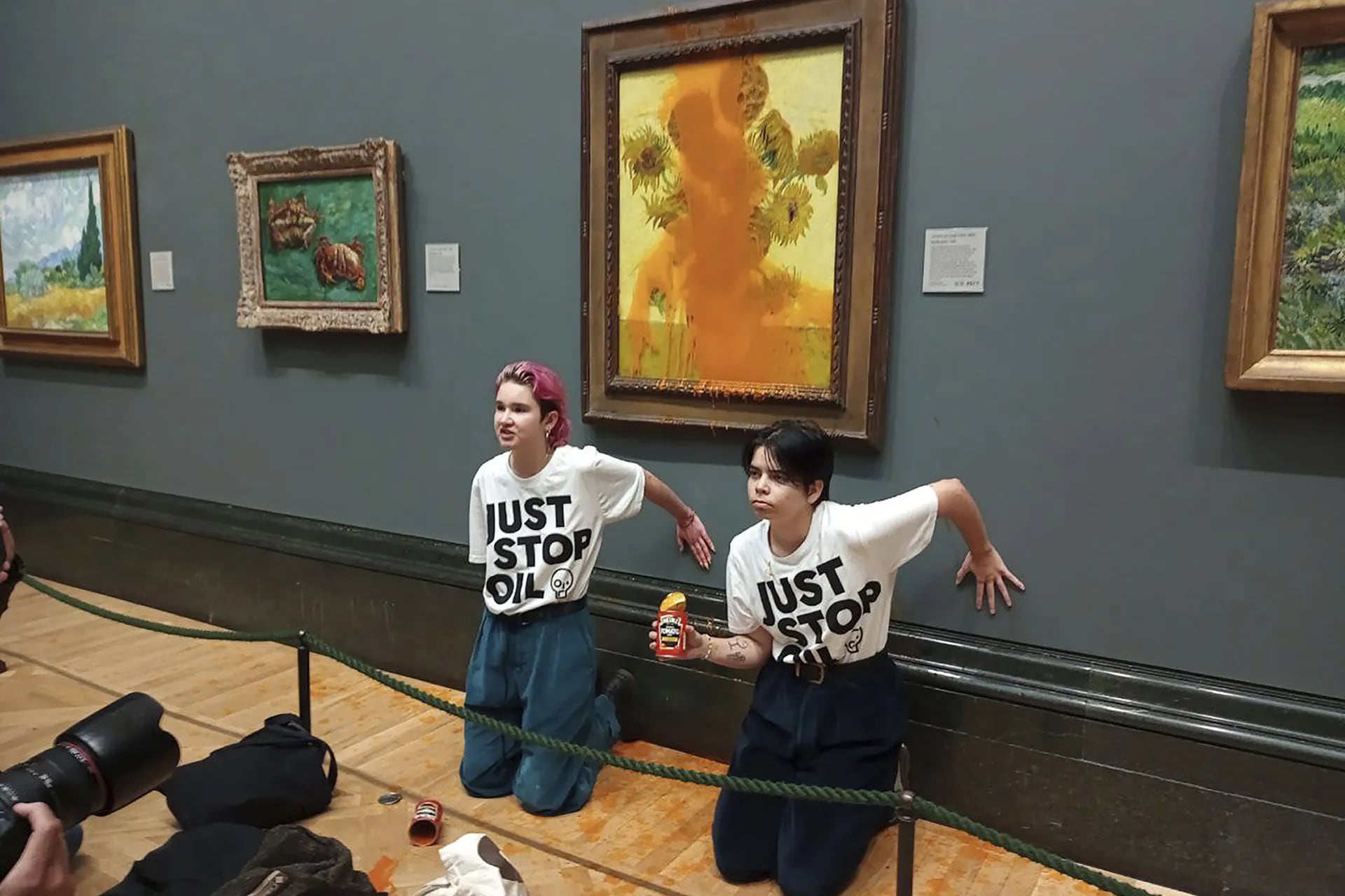 Dos manifestantes arrojan sopa enlatada a “Los girasoles”, de Vincent Van Gogh, en la Galera Nacional de Londres en octubre