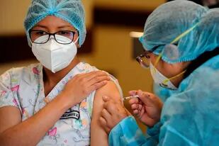 Una médica recibe una dosis de la vacuna Sputnik V en el hospital Cotahuma de La Paz, Bolivia