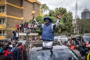 Raila Odinga, el candidato a la presidencia de Kenia, saluda a sus partidarios al dirigirse a la Corte Suprema en Nairobi, Kenia, el lunes 22 de agosto de 2022. Odinga presentó una impugnación ante la Corte Suprema del resultado de la votación de la semana pasada. (AP Foto/Ben Curtis)