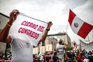 Manifestantes, simpatizantes del presidente de Perú Pedro Castillo, celebran la noticia del cierre del Congreso