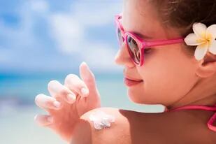 Los especialistas en el cuidado de la piel aconsejan usar buen protector solar y evitar la exposición entre las 11 y las 16