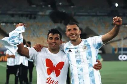 Recuerdo: Marcos Acuña con Guido Rodríguez, tras ganar la Copa América y el homenaje con la remera especial
