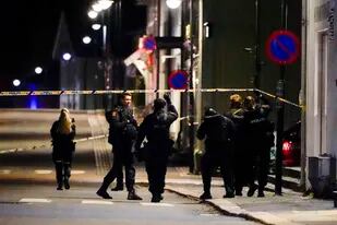 Policías en el lugar de un ataque con arco y flechas que dejó varios muertos y heridos en Kongsberg