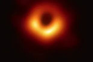 La primera imagen de un agujero negro, tomada en abril de 2019 por el Event Horizon Telescope.