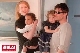 Durante su matrimonio, que duró once años, Tom Cruise y Nicole Kidman adoptaron a Isabella (en brazos de su padre) y Connor. Cuando la pareja se divorció en 2001, la actriz se retiró de la iglesia de la Cienciología y los chicos se quedaron a vivir con su papá.