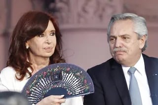 Acto de conmeracion por el retorno de la demcracia, Cristina Fernandez de Kirchner; Alberto Fernandez y LulaDa Silva son los oradores en una Paza de Mayo llena.