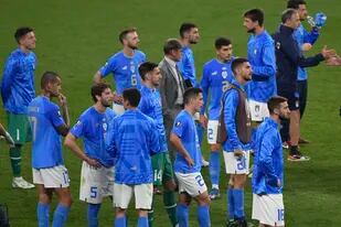 Los jugadores italianos, tras perder la Finalissima ante la Argentina en Wembley, durante la ceremonia de premiación.