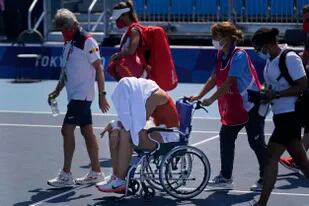 La tenista española Paula Badosa, víctima del clima extremo en Tokio: sufrió un golpe de calor y debió salir de la cancha en silla de ruedas durante un partido de cuartos de final.