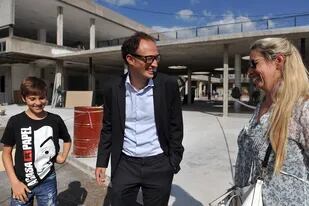 El alumno Gonzalo Portilla, junto al rector Leandro Rodríguez y la docente Rosana Koch