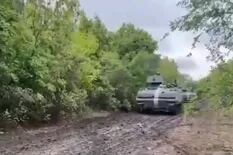 “Día y noche, sin parar”. Con un video, Ucrania ostenta sus tanques de guerra en pleno campo de batalla