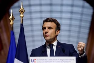 El presidente de Francia, Emmanuel Macron, habla durante una rueda de prensa tras una cumbre de líderes de la UE para discutir las consecuencias de la invasión rusa en Ucrania, en el Palacio de Versalles, cerca de París, el 11 de marzo de 2022.