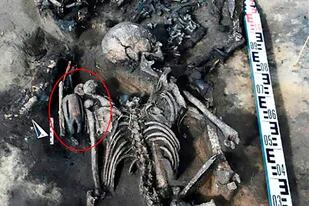 Los investigadores del Instituto de Arqueología y Etnografía de Novosibirsk de Rusia encontraron una tumba de dos niveles de hace 5000 años con una pareja enterrada en corteza de abedul a la que prendieron fuego antes del entierro
