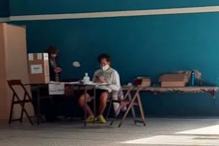 Un corredor quiso ir a votar antes de realizar su rutina de ejercicio y al llegar al centro de votación fue sorprendido para reemplazar a una autoridad de mesa que se ausentó