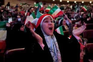 Hinchas iraníes siguen el partido en una pantalla gigante en Teherán