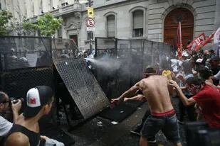 Violenta protesta de manifestantes de izquierda
