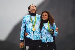 Santiago Lange y Cecilia Carranza Saroli celebran ganar la medalla de oro en la clase mixta Nacra 17 en los Juegos Olímpicos de Río 2016 en la Marina da Gloria, el 16 de agosto de 2016.