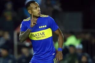 Tras anotar su penal en la semifinal de Boca por la Copa de la Liga Profesional, Sebastián Villa les hizo un gesto a los hinchas de Racing, que cantaron en su contra durante el partido.