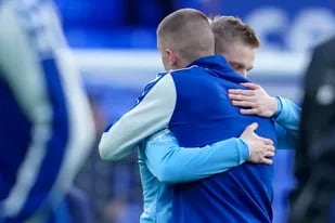 Los jugadores ucranianos Oleksandr Zinchenko, del Manchester City y Vitaliy Mykolenko, del Everton, se abrazan antes del partido