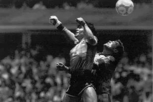 Diego Maradona supera a Peter Shilton y pone el 1 a 0 parcial con "la mano de Dios" en México 86