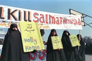 Protestas contra Rushdie en Irán en 1989