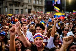 Venezolanos manifestaron en la Plaza del Vaticano, al lado del Teatro Colon, para mostrar su apoyo a Juan Guaidó