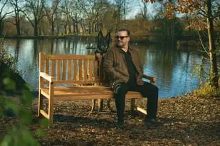 Ricky Gervais en Afterlife, cuyas tres temporadas están disponible en Netflix