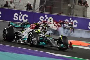 Lewis Hamilton conduce en el circuito de Jeddah, en Arabia Saudita: el piloto británico no se clasificó para la Q1 el sábado y apenas logró un décimo puesto en la carrera