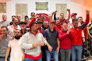 El festejo de Fabián Doman y todo su equipo dentro de la sede de Independiente
