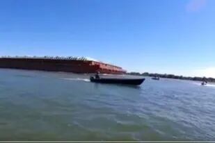 Una embarcación chocó un pesquero en el Río Paraná; buscan a un tripulante.