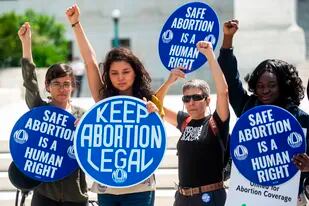 Parte de la población católica continúa oponiéndose al aborto en Estados Unidos. Varios estados han aprobado legislación para restringir el acceso al aborto