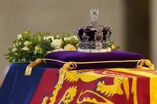 El ataúd de la reina Isabel II, envuelto en un estandarte real y adornado con la corona del Estado imperial, se muestra dentro de Westminster Hall, en el Palacio de Westminster, donde reposará, en Londres. (Photo by Jacob King / POOL / AFP)