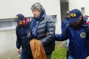 El exjuez César Melazo, ayer, al ser detenido por personal de la Policía Federal