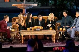 El elenco en el sillón naranja del Central Perk, entrevistados por James Corden en el especial Friends: The Reunion, que se estrenó hoy en los Estados Unidos y se verá a partir del 29 de junio en la Argentina