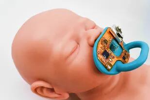 Un prototipo del chupete electrónico que permite conocer la salud del bebé en base a muestras automáticas de saliva