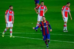 Lionel Messi festeja su gol tras el zurdazo desde fuera del área que entró junto a un poste