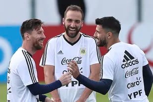 Higuaín, Messi y Aguero, en un momento de distensión: los tres compartieron tres mundiales en la mayor, sin poder coronar