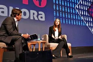 La gobernadora de la provincia de Buenos Aires, junto a Federico Procaccini, CEO de Openbank Argentina, quien ofició como entrevistador