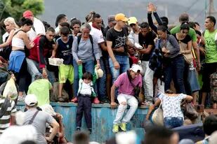 Centenares de venezolanos rompieron ayer las barreras de seguridad de la Guardia Nacional en el Puente Simón Bolívar
