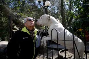 Juan Pablo "Pata" Medina en su casa de Ensenada, con Pampa, su perro dogo