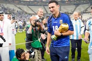 Lionel Scaloni con el trofeo de la Copa del Mundo tras la consagración en Qatar 2022; el DT argentino renovó su contrato