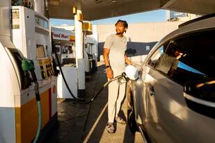 Un automovilista carga gasolina en una estación Shell en San Francisco (Foto AP/Noah Berger)