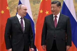 El presidente chino, Xi Jinping, a la derecha, y el presidente ruso, Vladimir Putin, durante su reunión en Beijing, en febrero de 2022